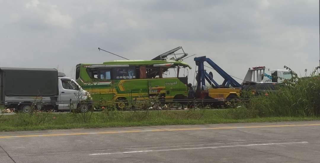 Bus pariwisata mengalami kecelakaan di Tol Mojokerto, Senin 16 Mei 2022. (Foto: Istimewa)