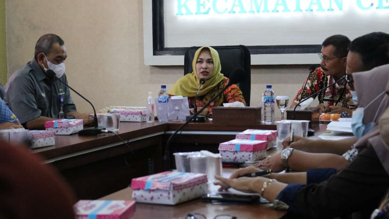 Wakil Bupati Blora, Tri Yuli Setyowati pimpin rapat penanganan banjir Cepu. (Foto: Istimewa)