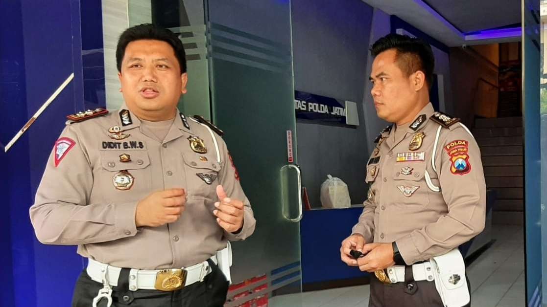 Wakil Direktur Lantas Polda Jatim, AKBP Didit Bambang Wibowo (kiri).