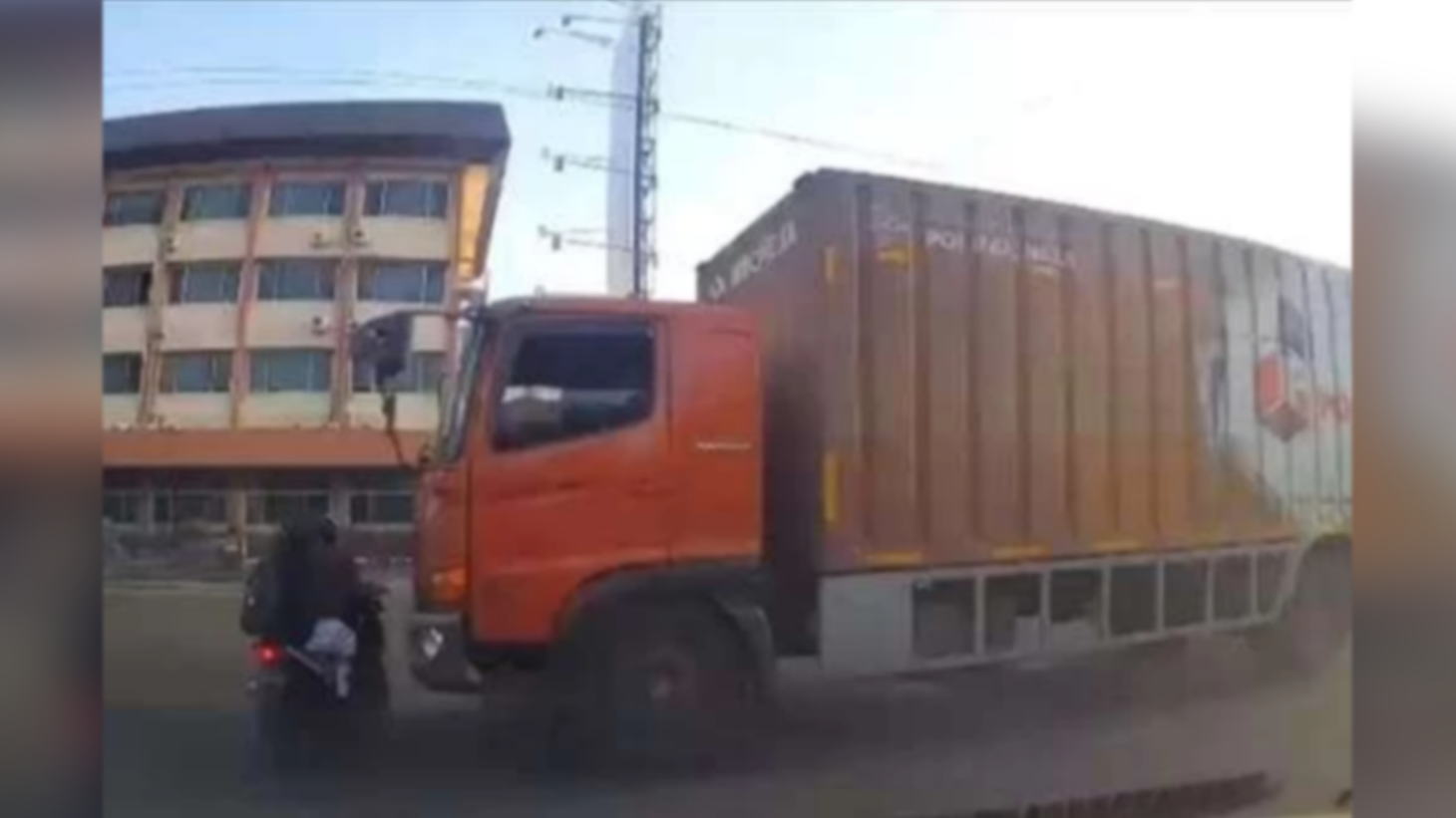 Detik-detik korban dihantam oleh truk tronton di simpang tiga Transmart Jember (Foto:Istimewa)