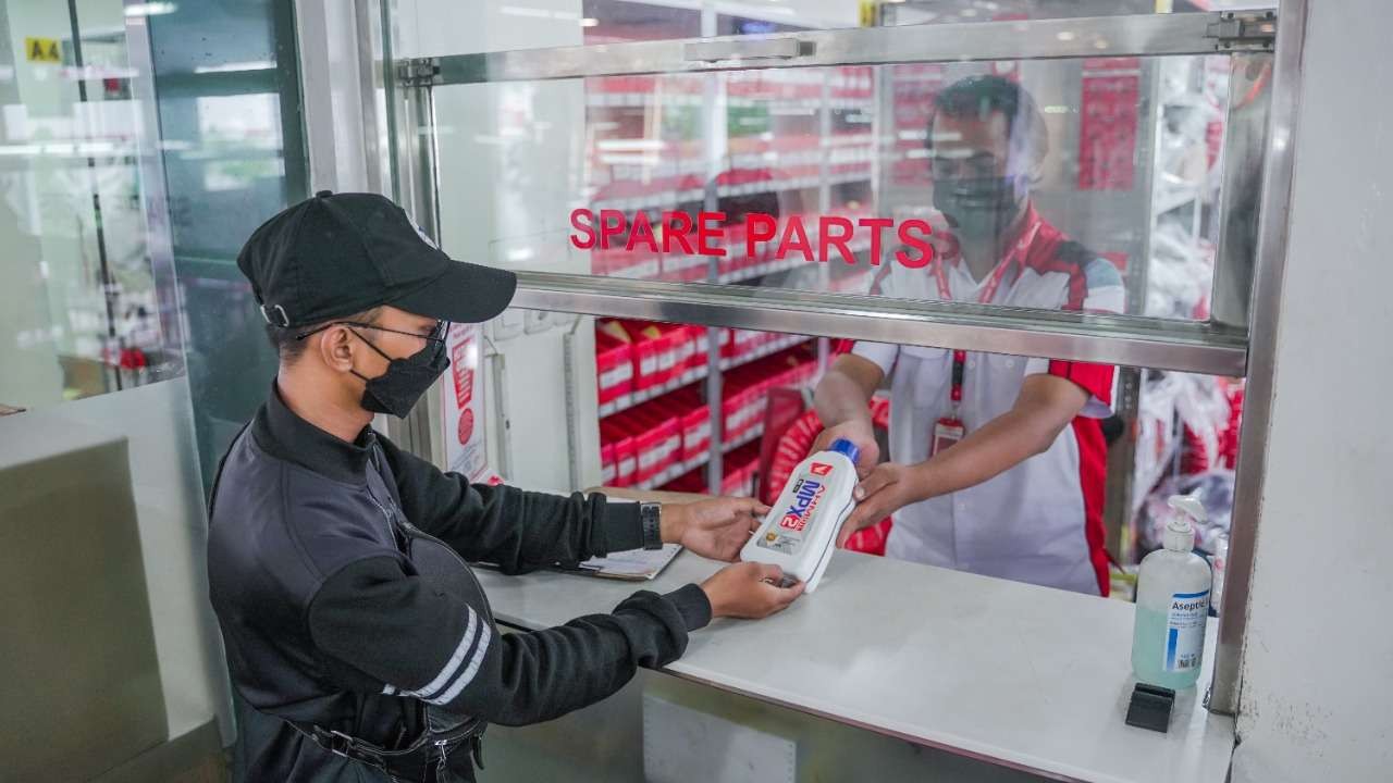 Ilustrasi ganti oli motor di bengkel AHASS. (Foto: MPM Honda Jatim)