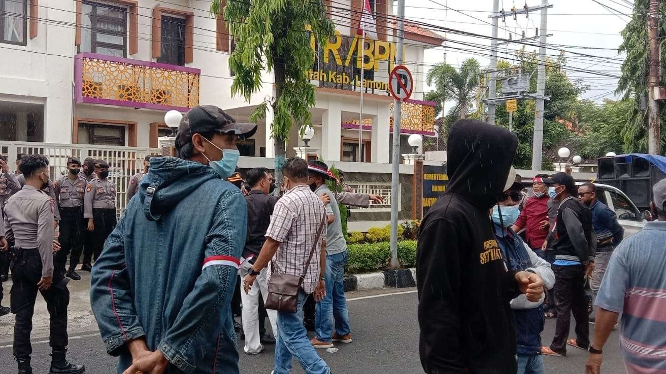 Warga Desa Putat Kumpul Lamongan saat unjuk rasa di depan Kantor BPN Lamongan Putat Kumpul, Kamis, 19 Mei 2022 (Foto: Imron Rosidi/Ngopibareng.id)