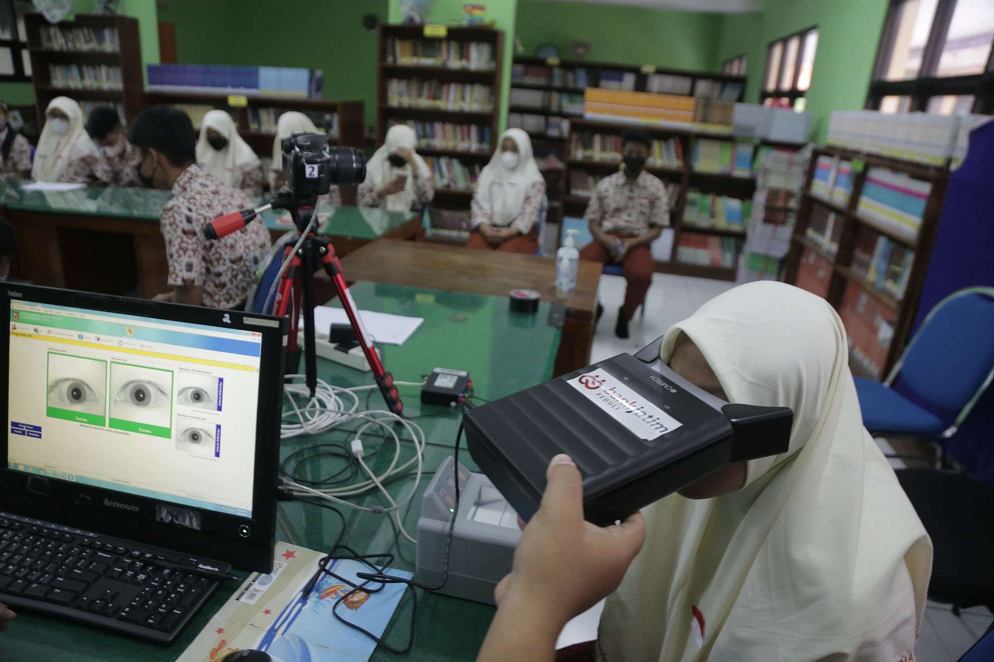 Layanan jemput bola Dispendukcapil Surabaya untuk KTP-el di sekolah.(Foto: Istimewa)