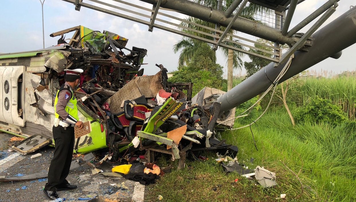 Kondisi bus usai kecelakaan di Tol Surabaya - Mojokerto (Sumo). (Foto: Dok/Polda Jatim)