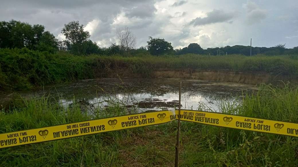 Lokasi tanah yang ambles telah diberi garis polisi (Foto: Khoirul Huda/Ngopibareng.id)