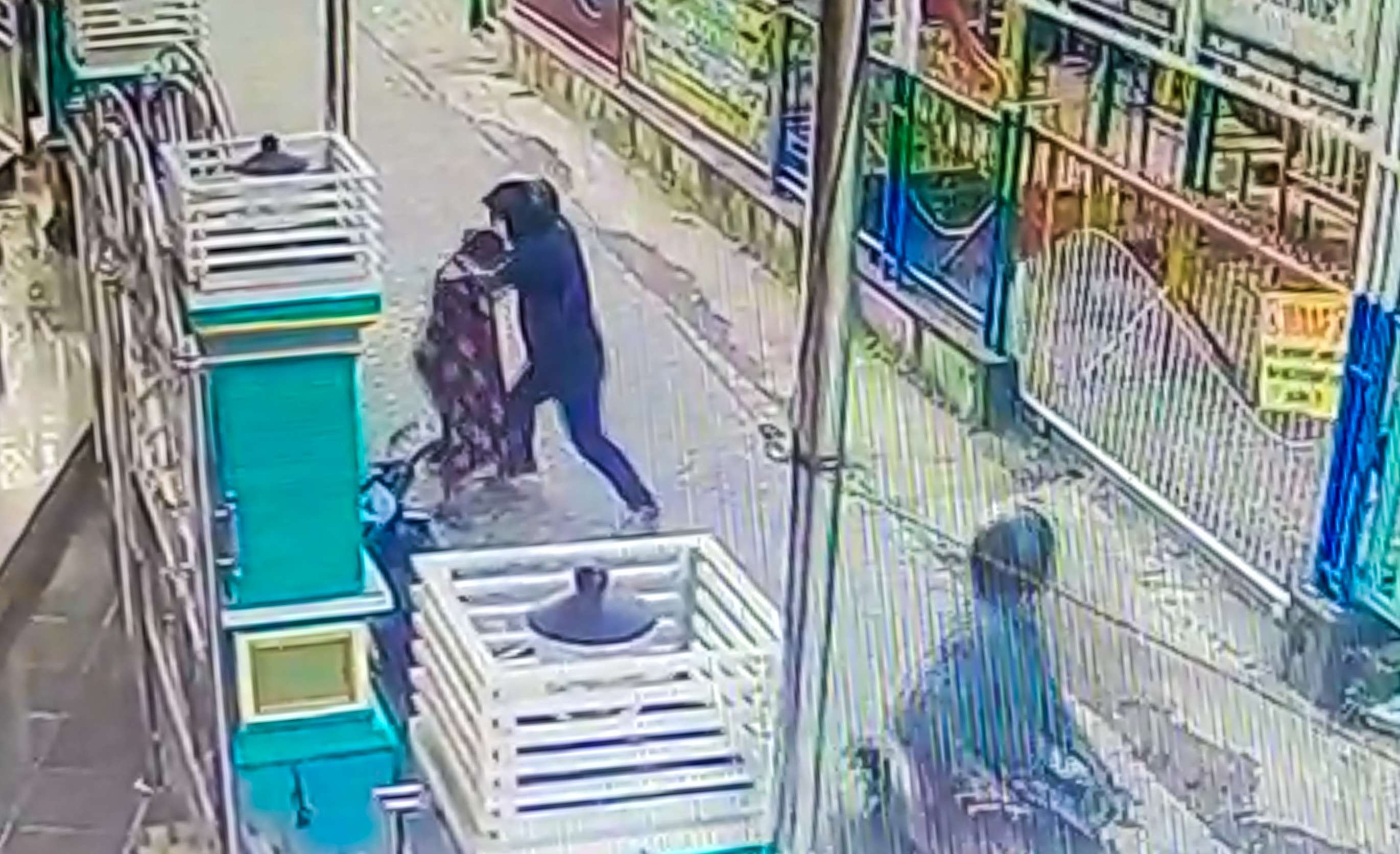 Tangkapan layar saat emak-emak jadi korban jambret kalung di Sidoarjo. (Foto: CCTV)