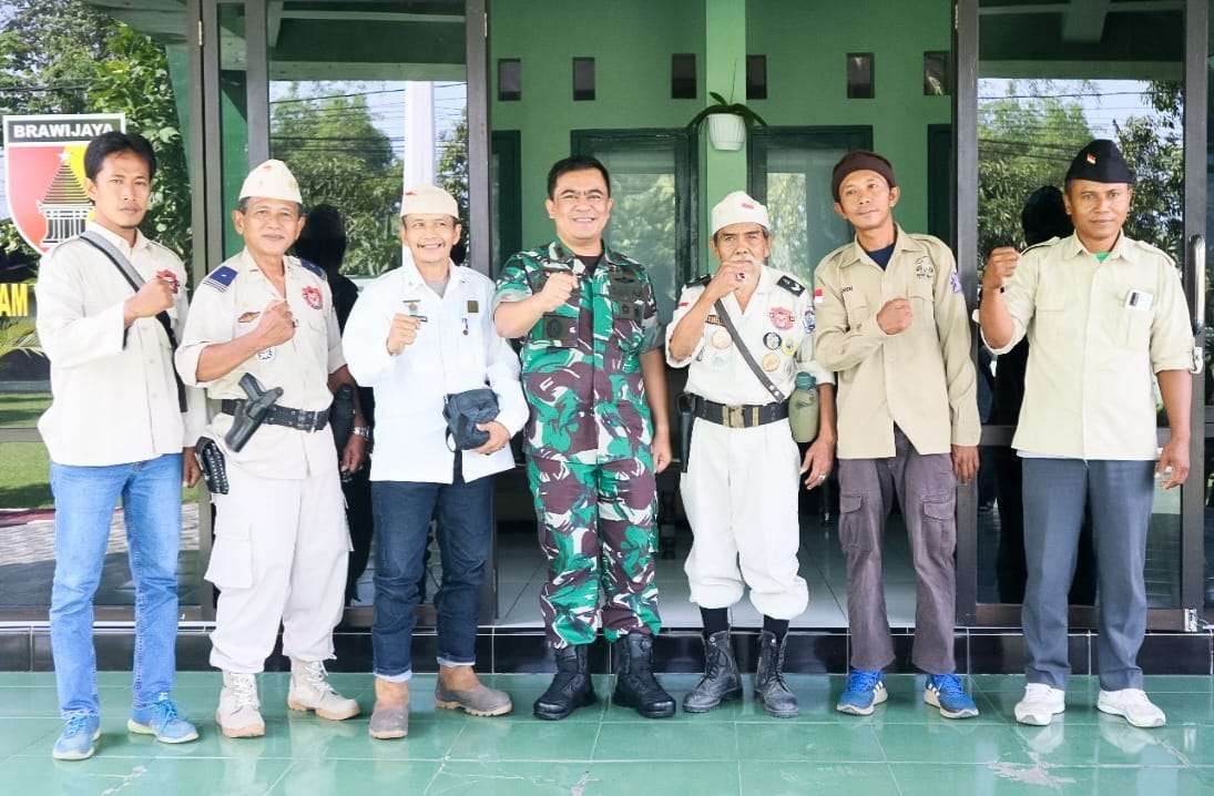 Komandan Kodim 0813 Bojonegoro, Letkol Arm. Arif Yudo Purwanto dan pengurus komunitas sepeda tua Indonesia (Kosti), saat di Markas Kodim Bojonegoro, Jumat 20 Mei 2022. (Foto: Dok. Kodim Bojonegoro)