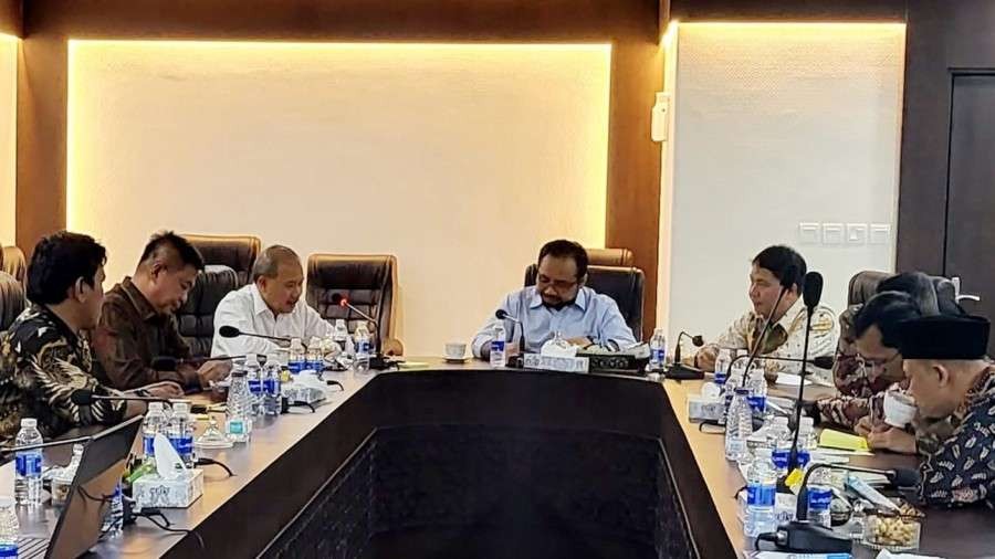 Menag Yaqut Cholil Qoumas memimpin rapat koordinasi di Kantor Urusan Haji (KUH), Makkah, Arab Saudi. (Foto: Kemenag)