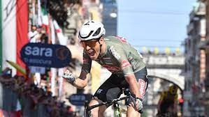 Stefano Oldani (Alpecin-Fenix) memenangkan Giro d'Italia melalui adu sprint. (Foto: Istimewa)