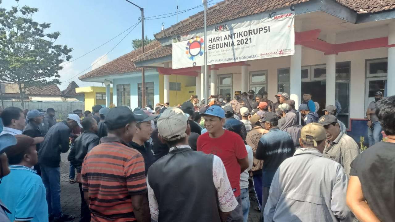 Pedagang sapi mendatangi pasar hewan Gondanglegi, Kabupaten Malang, akibat ditutup imbas wabah PMK. (Foto: Lalu Theo/Ngopibareng.id)