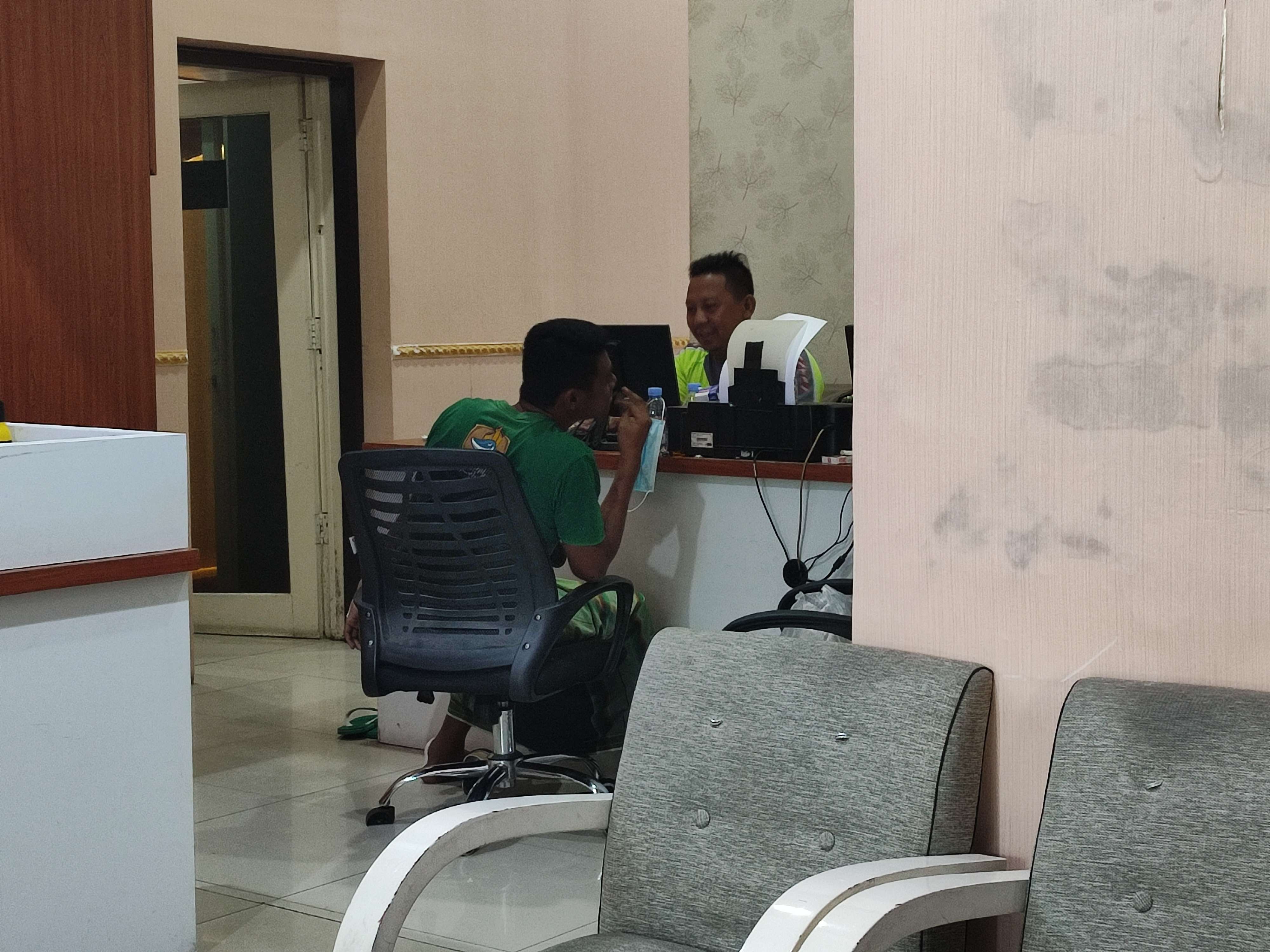 Kenek yang nekat jadi sopir cadangan Ade Firmansyah, saat menjalani pemeriksaan di Unit Laka Lantas Polres Mojokerto Kota. (Foto: Deni Lukmantara/Ngopibareng.id)