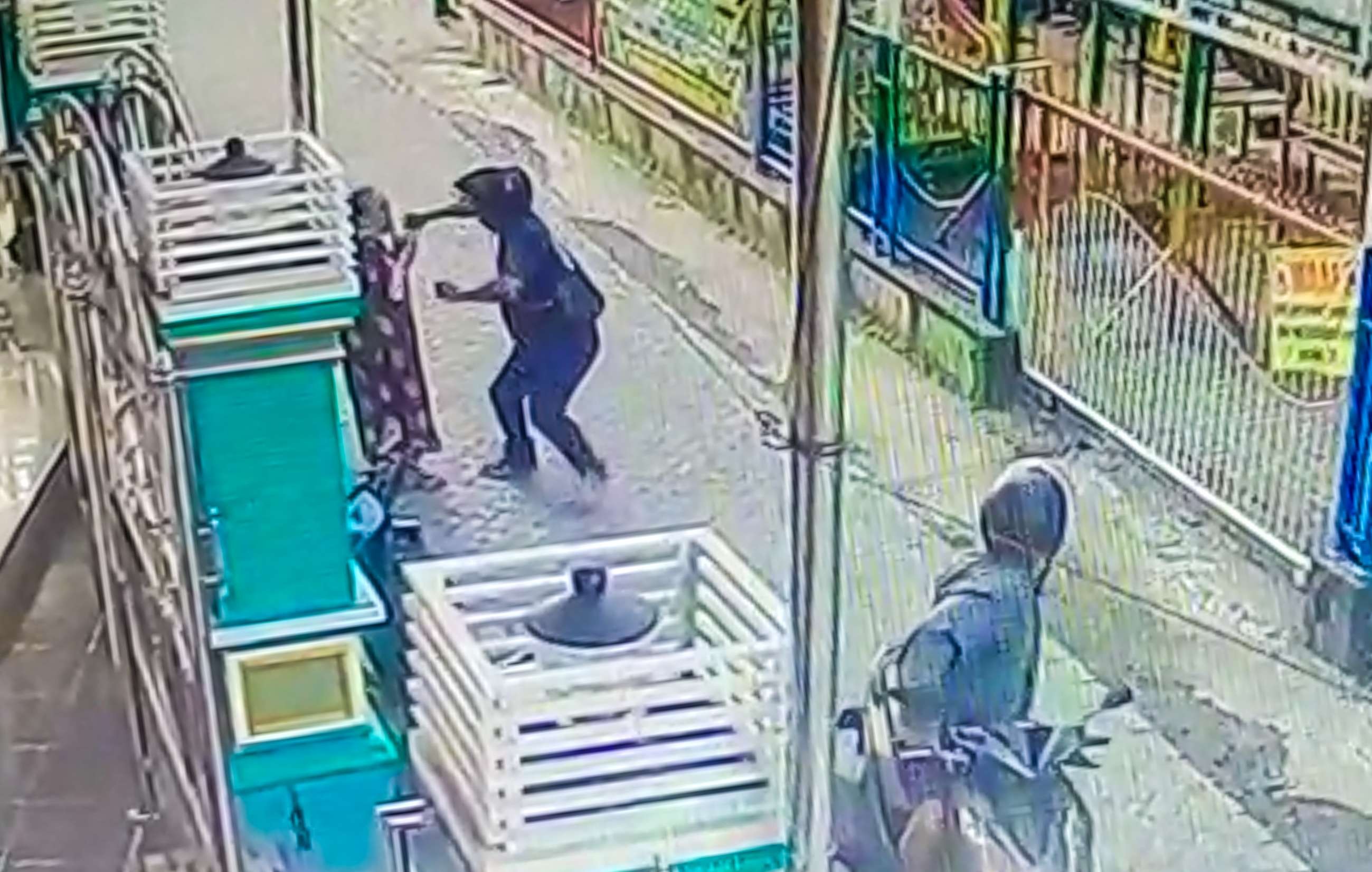 Tangkapan layar rekaman CCTV yang viral di media sosial. (Foto: Aini Arifin/Ngopibareng.id)