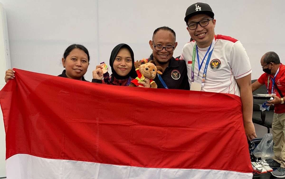 Nafisah berpose menunjukkan medali perunggu yang diraihnya. Dalam ajang Sea Games 2022 Vietnam.