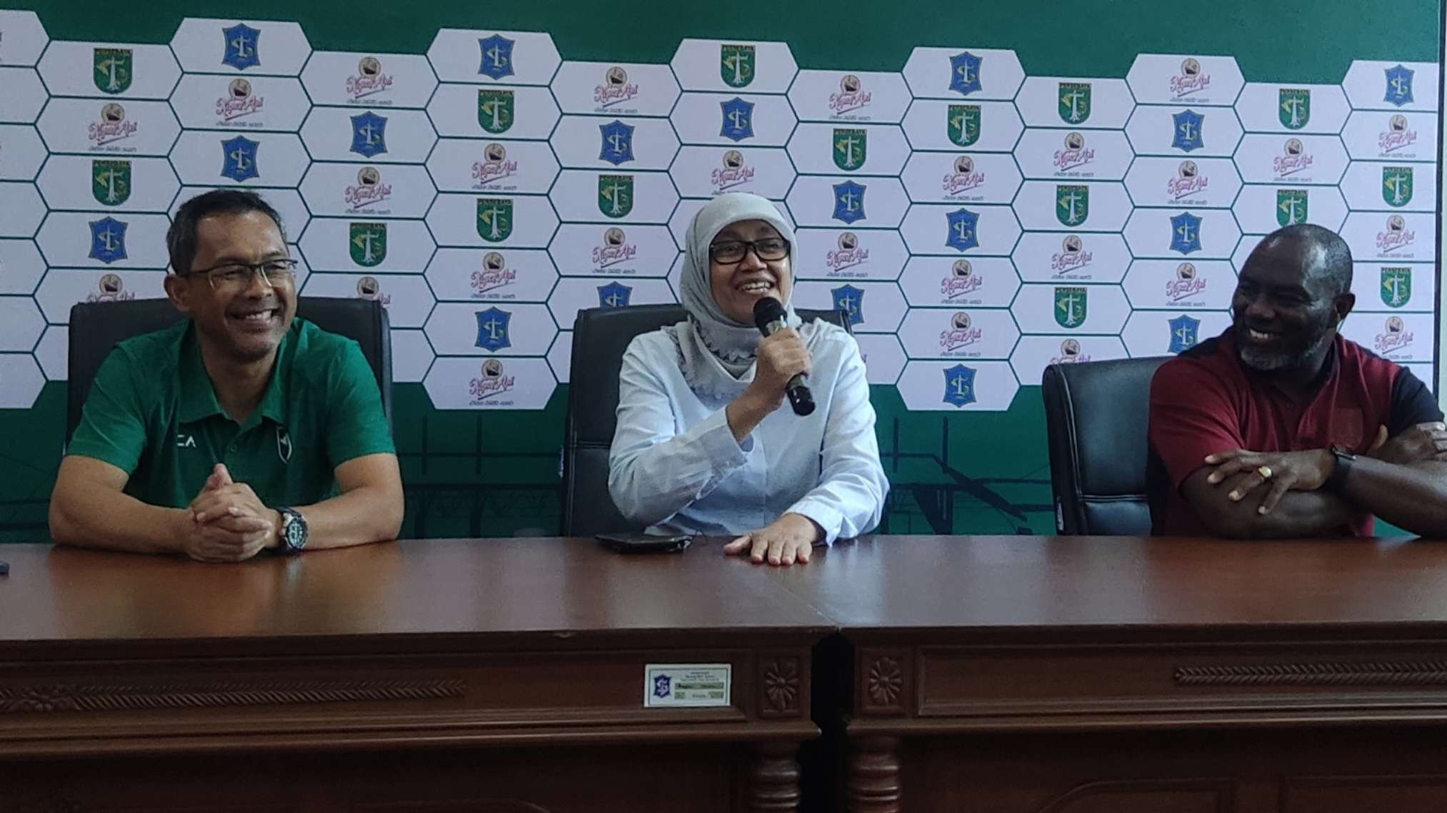 Kepala DKKORP Surabaya, Wiwiek Widayati (tengah) bersama Pelatih Persebaya Aji Santoso (kiri) dan Pelatih Persis Solo Jackson F Tiago (kanan). (Foto: Fariz Yarbo/Ngopibareng.id)