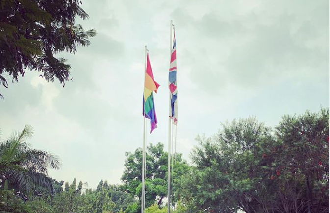 Bendera pelangi simbol komunitas LGBT berkibar di Kedubes Inggris. (Foto: Instagram)