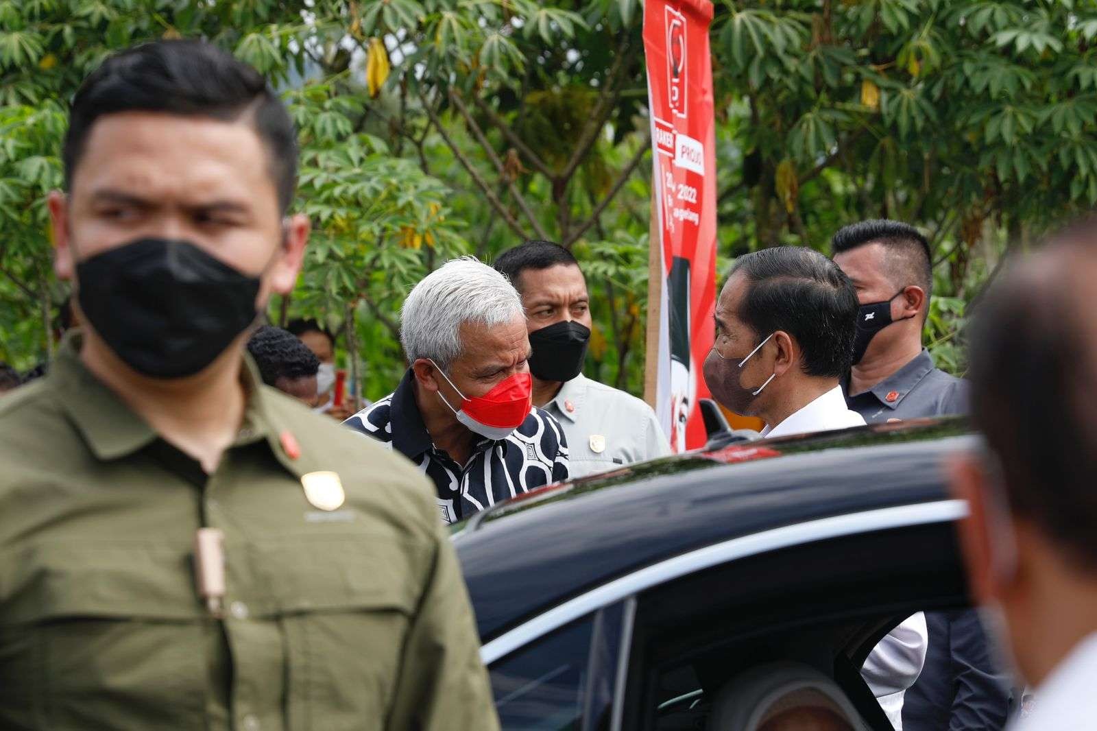 Gubernur Jawa Tengah, Ganjar Pranowo mendampingi Presiden Jokowi blusukan di Pasar Muntilan, Sabtu 21 Mei 2022. (Foto: Istimewa)