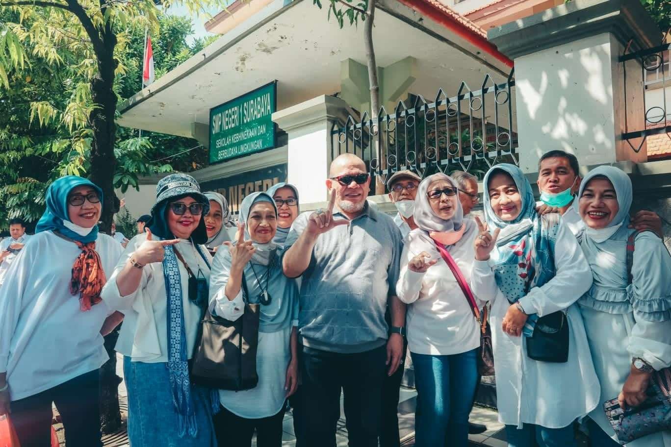 Ketua DPD RI LaNyalla Mahmud Mattalitti bersama rekan-rekannya satu almamater di SMPN 1 Pacar Surabaya. (Foto: Istimewa)