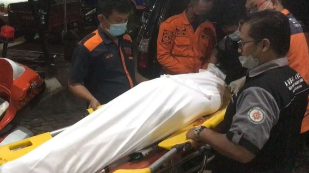 Korban meninggal saat dijemput keluarga dari RSUD Dr Wahidin Sudiro Husodo Kota Mojokerto.(Foto: Deni Lukmantara/Ngopibareng)