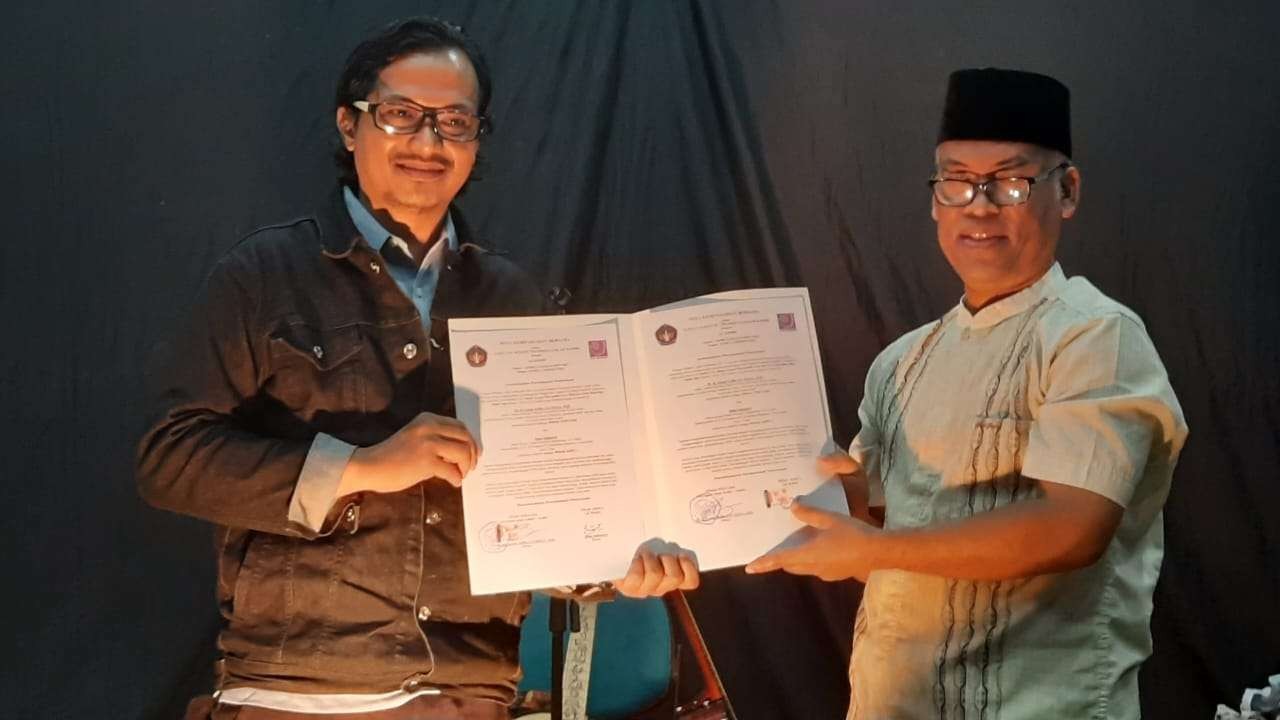 Ketua AJI Kediri Danu Sukendro dan Dekan Fakultas Hukum Uniska Dr Zainal Arifin MoU dengan Fakultas Hukum Uniska untuk perlindungan hukum. (Foto: Istimewa)