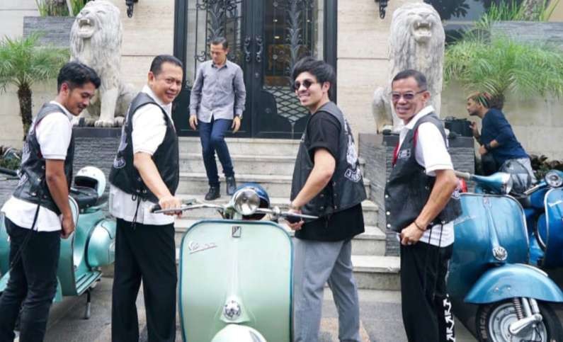 Ketua Umum IMI Bambang Soesetyo bersama pendiri CNB Atta Halilintar dengan Vespa jadul (Foto: istimewa)