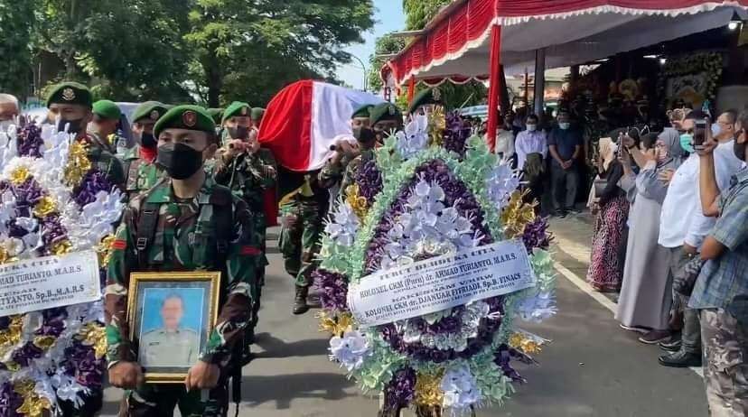 Prosesi pemakaman Achmad Yurianto secara militer di Kota Batu, Jawa Timur (Foto: Lalu Theo/ngopibareng.id)