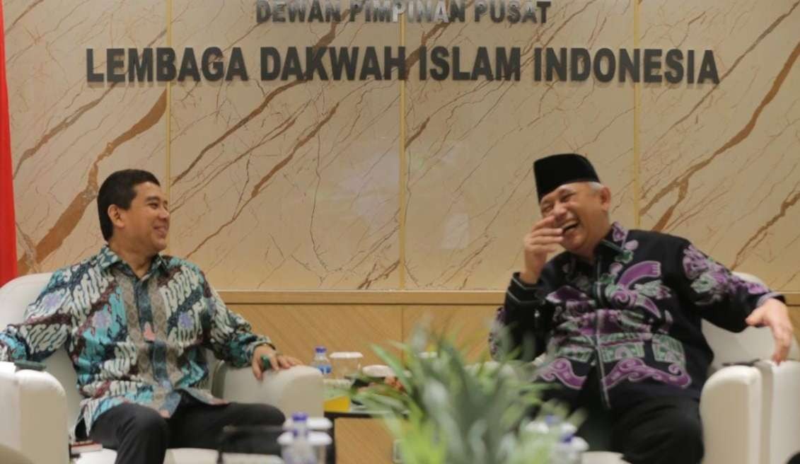 Ketum  DPP LDII  Chriswanto Santoso (kanan) menerima kunjungan mantan Duta Besar RI untuk Ukraina Yuddy Chrisnandi ( foto: istimewa)