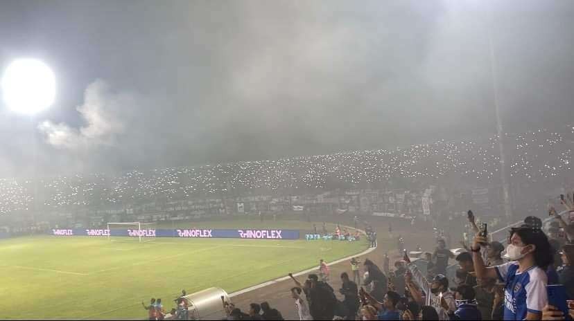 Supporter Aremania saat menampilkan atraksi lampu di Stadion Kanjuruhan, Kabupaten Malang (Foto: Lalu Theo/ngopibareng.id)