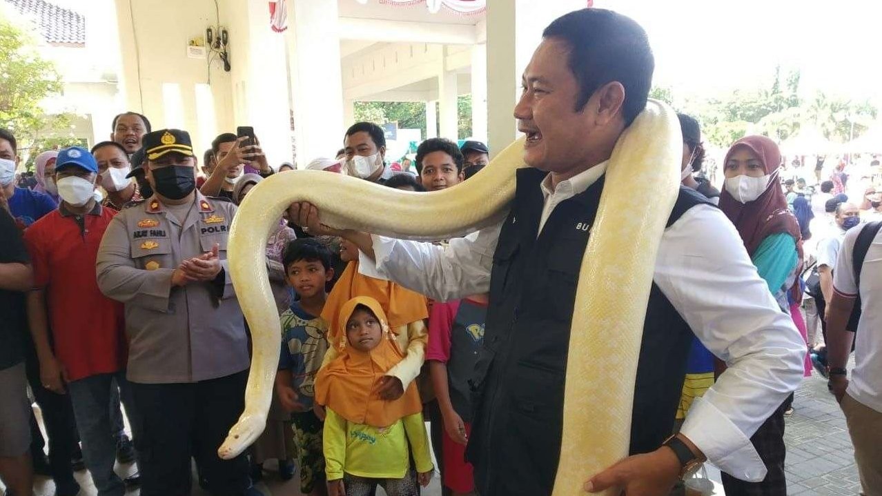 Masyarakat Lamongan tumplek blek menikmati pelonggaran prokes Covid19 tanpa masker dengan menghadir Mince di Alun Alun (Foto :Imron Rosidi/Ngopibareng.id)