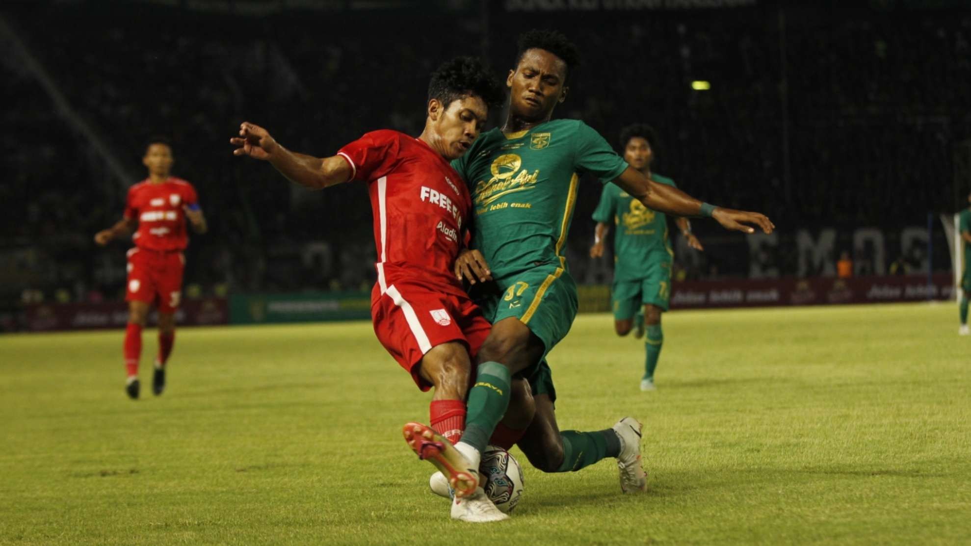 Pemain Persebaya, Alta Ballah (kanan) menghadang pergerakan Pemain Persis Solo, Althaf Inolie dalam laga Surabaya 729 Game di Stadion Gelora Bung Tomo, Surabaya, Minggu 22 Mei 2022. (Foto: Fariz Yarbo/Ngopibareng.id)