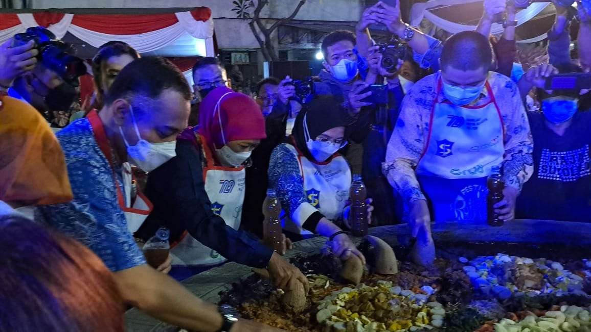 Gubernur Jatim, Khofifah Indar Parawansa bersama Walikota Surabaya, Eri Cahyadi saat mulai menguleg rujak bersama-bersama. (Foto: Pita Sari/Ngopibareng.id)