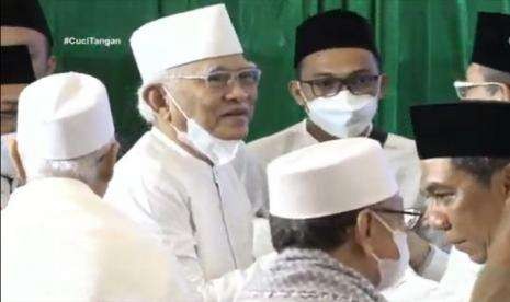 KH Ahmad Mustofa Bisri (Gus Mus) di antara para kiai saat pembukaan Konferensi Besar (Konbes) Nahdlatul Ulama di Jakarta, Jumat 20 Mei 2022 malam. (Foto: Istimewa)