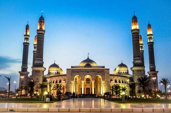 Masjid Al-Shaleh di Yaman, keindahan waktu malam. (Foto: Travellers)