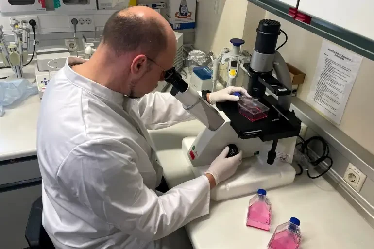 Roman Woelfel, kepala Institut Mikrobiologi Angkatan Bersenjata Jerman, bekerja di laboratoriumnya di Munich ketika Jerman mengonfirmasi pada 20 Mei 2022 bahwa mereka telah mendeteksi kasus cacar monyet yang pertama (Foto: Reuters)