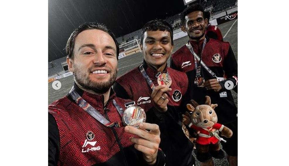 Marc Klok pose dengan kalung medali perunggu Timnas Indonesia, usai laga kontra Malaysia di Stadion My Dinh, Hanoi, Minggu 22 Mei 2022. (Foto: Instagram @marcklok)