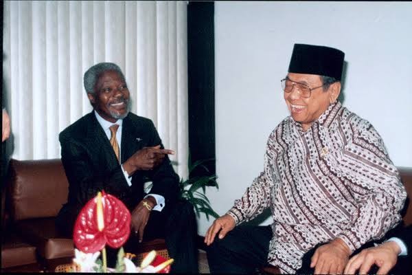 Presiden KH Abdurrahman Wahid (Gus Dur) saat bersama Sekretaris Jenderal PBB Khofi Anan. (Foto: Dok/Ngopibareng.id)