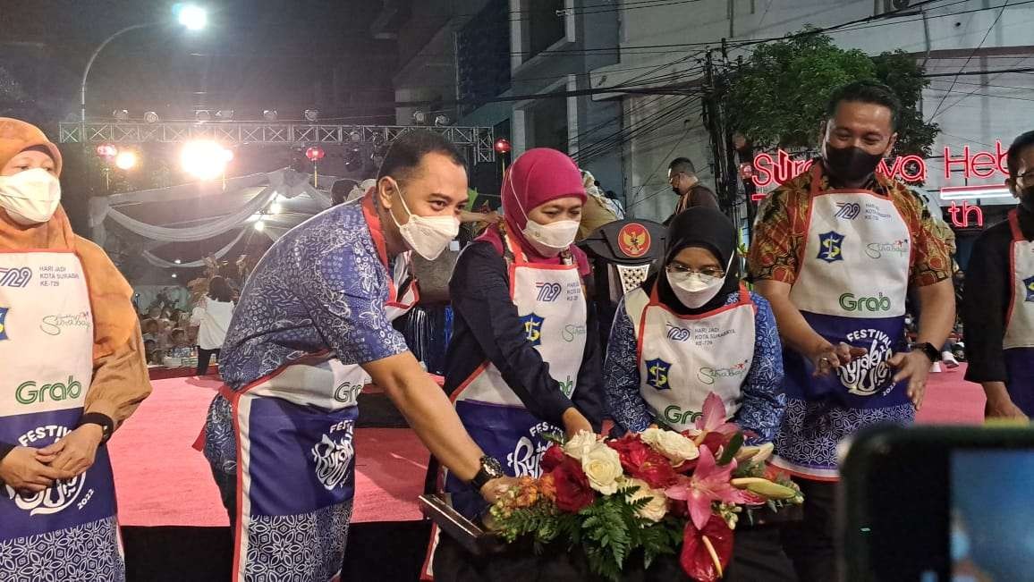 Walikota Eri Cahyadi bersama Istri, Rini Eri Cahyadi dan Gubernur, Khofifah Indar Parwansa saat membuka acara Festival Rujak Uleg Kya-Kya Kembang Jepun. (Foto: Pita Sari/Ngopibareng.id)