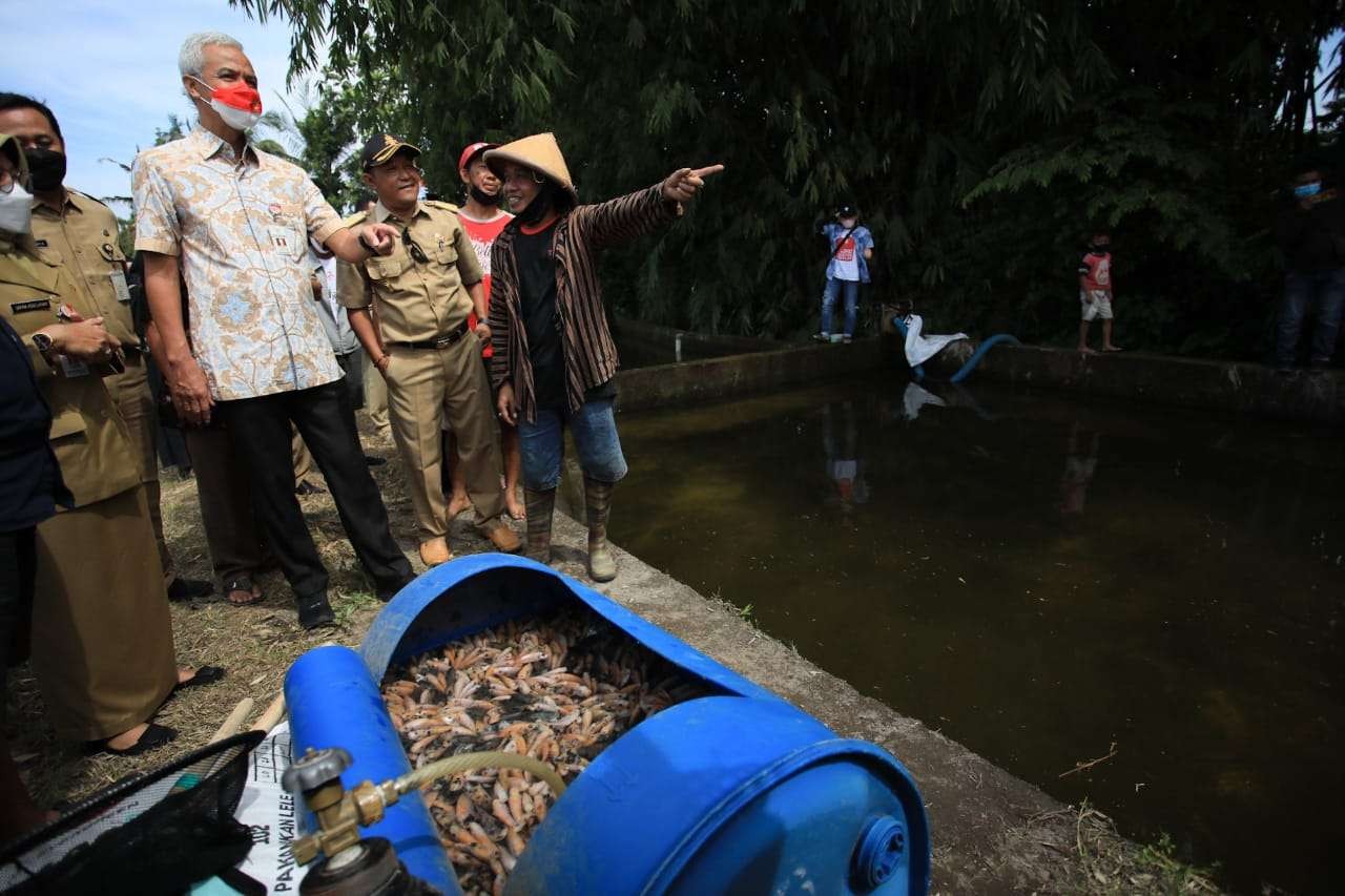 Gubernur Jawa Tengah Ganjar Pranowo meninjau bantuan Padat Karya Produktif di Desa Tijayan, Kecamatan Manisrenggo, Kabupaten Klaten, Senin, 23 Mei 2022. (Foto: Dok Jateng)