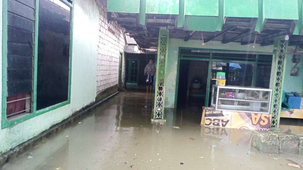 Kondisi rumah warga pesisir Tuban yang terdampak banjir rob (Foto: Khoirul Huda/Ngopibareng.id)