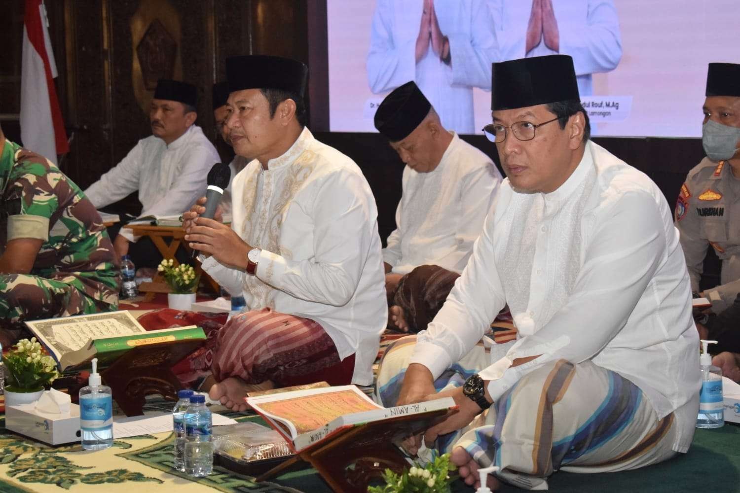 Bupati Lamongan, Yuhtohnur Effendi didampingo Wakil Bupati Abdul Rouf, saat khotmil quran di Pendapa Lokatantra Pemkab Lamongan, Jawa Timur. (Foto: Dok Humas dan Prokopim Pemkab Lamongan)