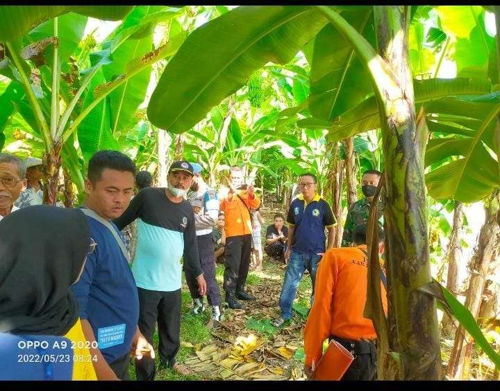 Warga pinggir Sungai Bengawan Solo, Desa Gedongarum, Kecamatan Kanor, Bojonegoro, Jawa Timur, melihat proses pencarian korban oleh Tim SAR dan BPBD, Senin 23 Mei 2022.(Foto: Dok.BPBD Bojonegoro/Ngopibareng.id)