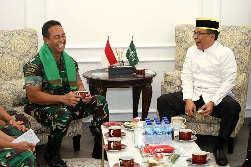 Panglima TNI Jenderal Andika Perkasa mengunjungi kantor Pengurus Besar Nahdlatul Ulama (PBNU) disambut oleh Ketua Umum PBNU, KH Yahya Cholil Staquf (Gus Yahya). (Foto: Dok. PBNU)