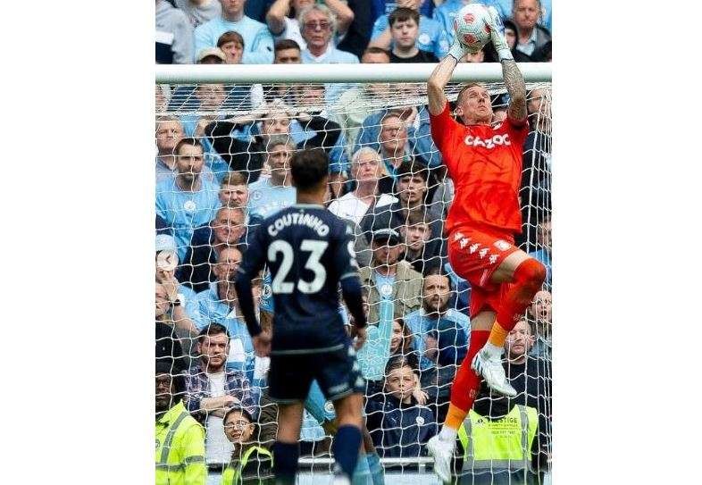 Penampilan kiper Robin Olsen saat menjaga gawang Aston Villa dari gempuran Manchester City. (Foto: Twitter)