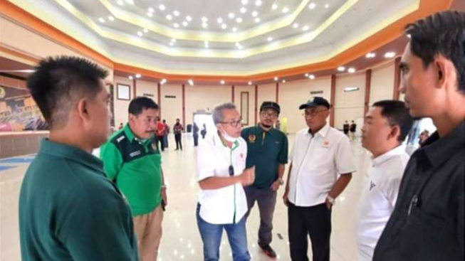 Pengurus KONI Jatim meninjau Gedung Olahraga Situbondo yang siap menjadi venue hoki Porprov Jatim VII 2022.(Foto: KONI Situbondo)