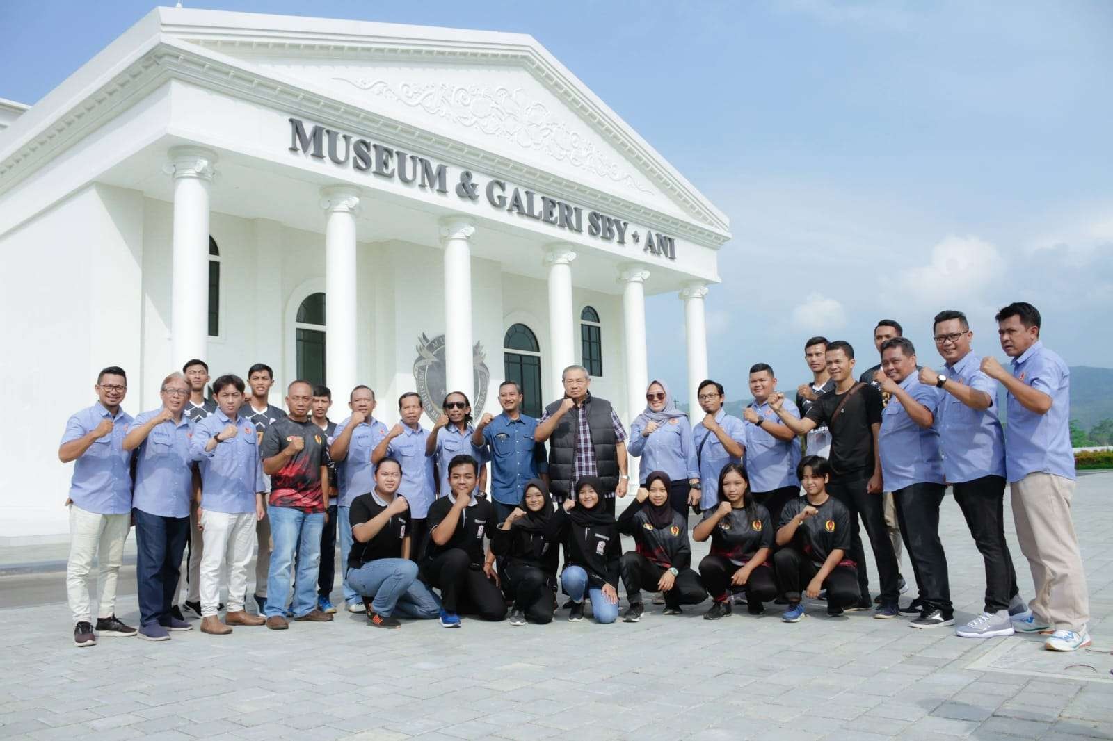 Mantan Presiden RI, Susilo Bambang Yudhoyono (tengah), bersama atlet Pacitan proyeksi Porprov VII Jatim di Pacitan, Minggu 22 Mei 2022. (Foto: Istimewa)