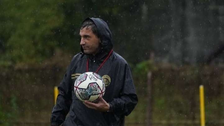 Pelatih Kepala Arema FC, Eduardo Almeida saat memimpin sesi latihan tim. (Foto: Instagram/@eduardo_almeida_coach)