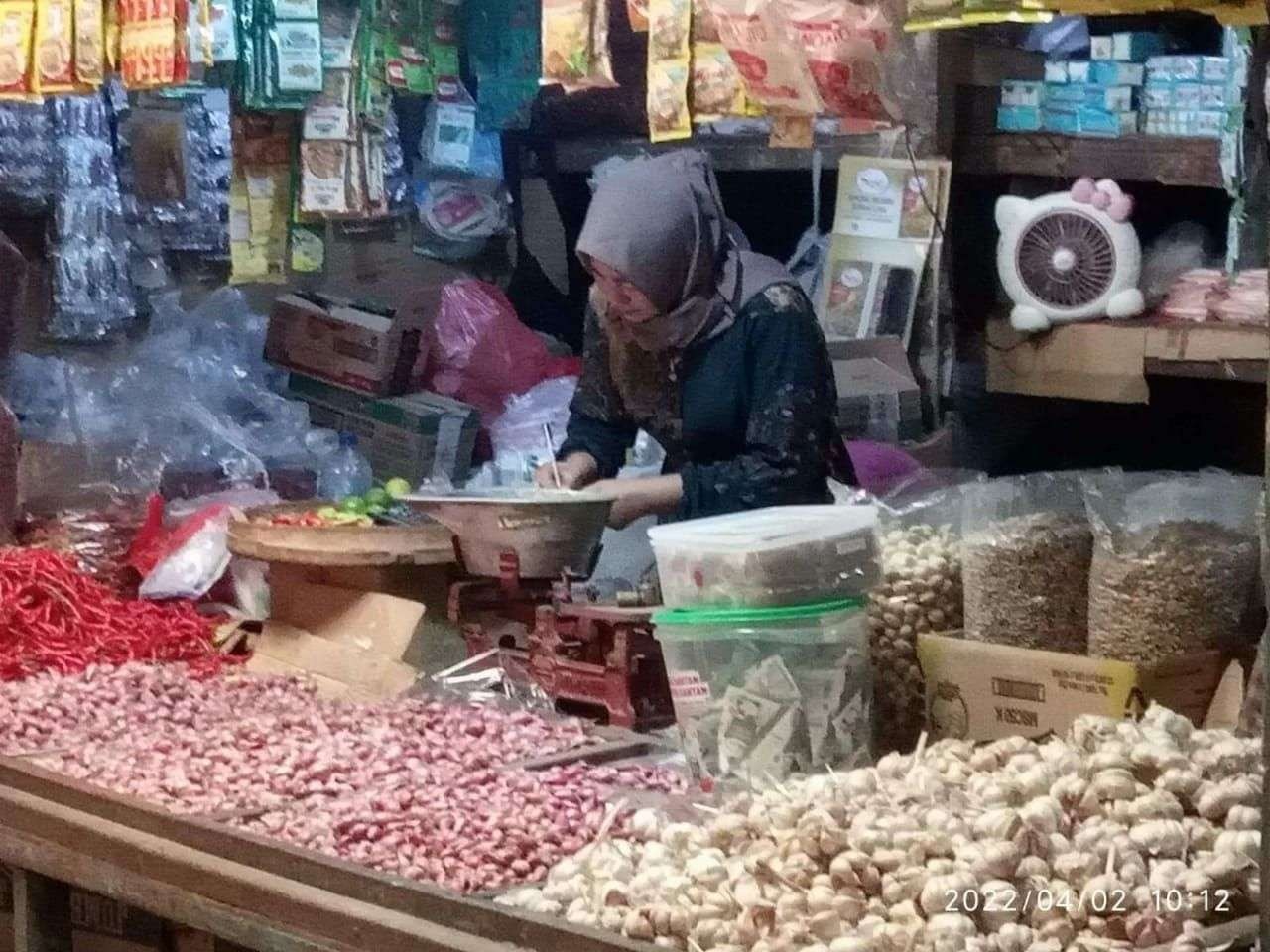 Pedagang kebutuhan pokok di Pasar Besar Kota Bojonegoro. (Foto: Sujatmiko/Ngopibareng.id)