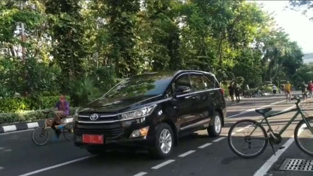 Tangkapan layar mobil plat merah yang menerobos CFD Darmo, Minggu, 22 Mei 2022. (Foto: Istimewa)