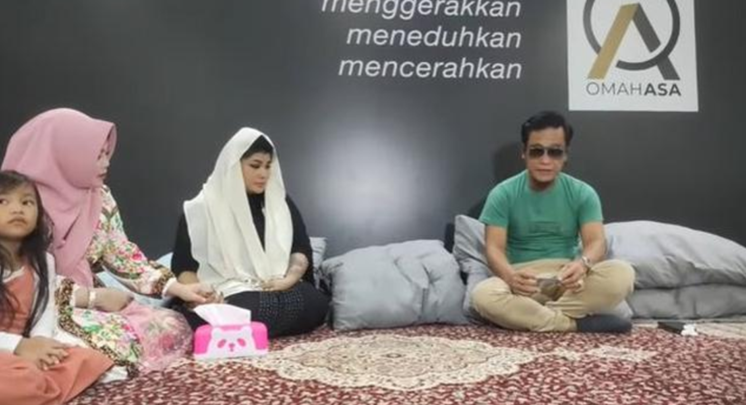 Nania Idol kembali mengucapkan dua kalimat syahadat dibimbing Gus Miftah, pada Sabtu 21 Mei 2022. (Foto: YouTube NitNot)