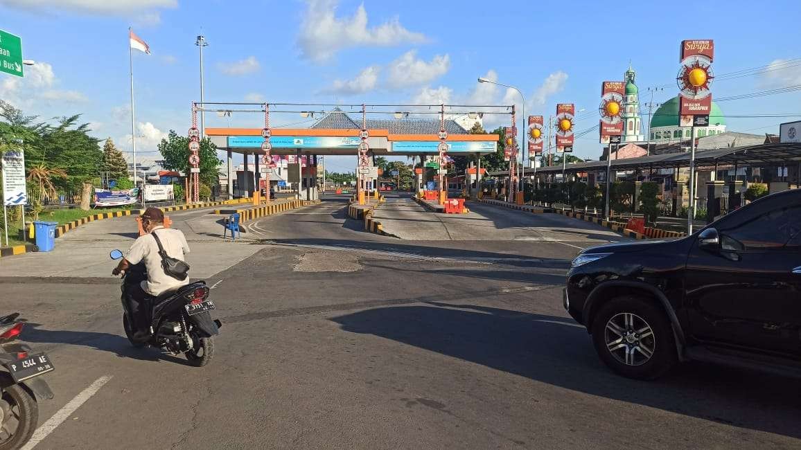 Pintu masuk Pelabuhan Penyeberangan Ketapang, Banyuwangi (foto: Muh Hujaini/Ngopibareng.id)