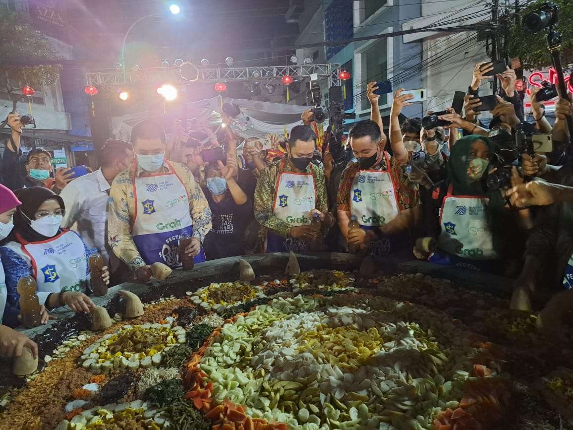 Festival Rujak Uleg yang digelar Minggu malam di kawasan Kya-Kya Kembang Jepung Surabaya. (Foto: Pita Sari/Ngopibareng.id)